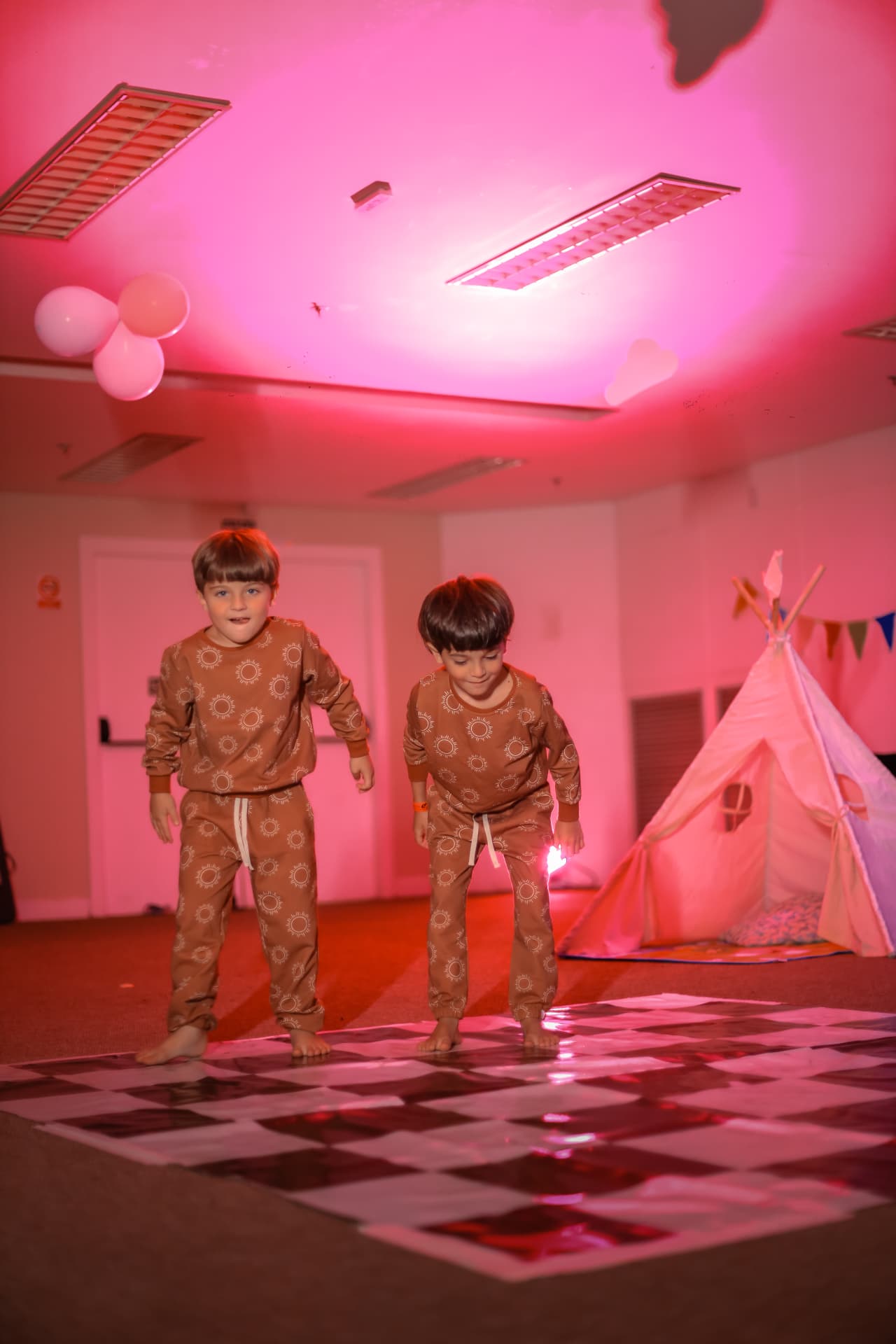 Crianças brincando na festa do pijama da recreação