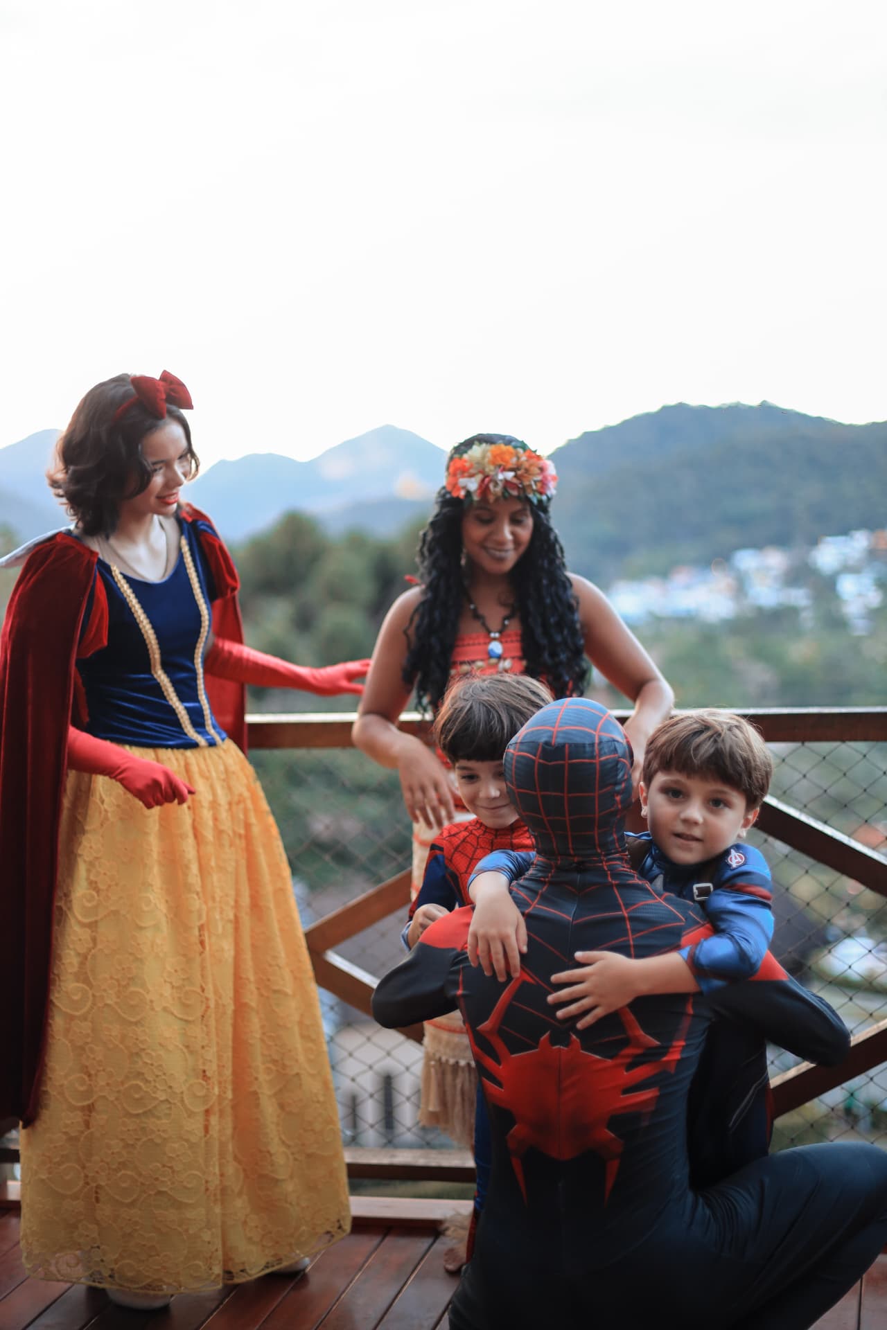 Crianças com personagens princesas na varanda do resort